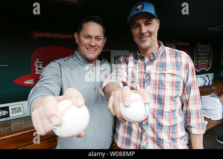 Ehemalige St. Louis Cardinals Krüge Jason Isringhausen (L) und matter Morris bereiten die zeremoniellen Pitch am Eröffnungstag zu werfen, bevor die San Diego Padres-St. Louis Cardinals baseball spiel am Busch Stadium in St. Louis am 5. April 2019. Foto von Bill Greenblatt/UPI Stockfoto