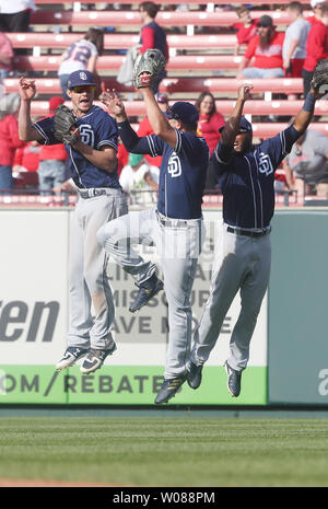 San Diego Padres (L, R) Wil Myers, Hunter Renfroe und Manuel Margot springen vor Freude nach einem Sieg gegen die St. Louis Cardinals 6-4, am Busch Stadium in St. Louis am 6. April 2019. Foto von Bill Greenblatt/UPI Stockfoto
