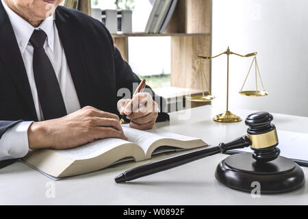 Recht, Rechtsanwalt Rechtsanwalt und Justiz Konzept, männlichen Rechtsanwalt oder Notar arbeiten auf einem Dokumente und Bericht der wichtigsten Fall am Arbeitsplatz im Büro. Stockfoto