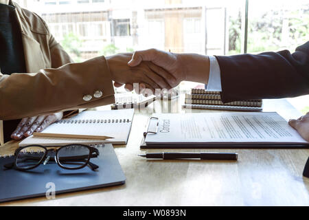 Beenden einer Sitzung, Handshake von zwei glückliche Geschäftsleute nach dem Vertrag ein Partner zu werden, kooperativer Teamarbeit. Stockfoto