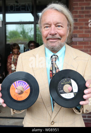 St. Louis Walk of Fame Schöpfer Joe Edwards, Urlaub zwei 45 von Isley Brothers Hits während der Induktion Zeremonien für Isley Brothers in die St. Louis des Ruhmes in St. Louis am Mittwoch, den 24. April 2019 laufen. Foto von Bill Greenblatt/UPI Stockfoto