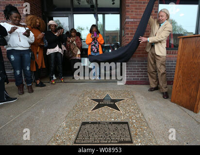 Joe Edwards, der Schöpfer der St. Louis Walk of Fame, stellt der neue Star auf dem Walk of Fame für den Isley Brothers, in St. Louis am 24. April 2019. Isley Brothers, der Hits wie "Twist and Shout" und "ihr Ding", waren an Hand für die Induktion Zeremonien. Foto von Bill Greenblatt/UPI Stockfoto