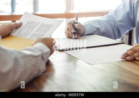 Versicherungen oder Darlehen Immobilien, Agent Makler und Kunden unterzeichnen Vertrag genehmigten Abkommen Eigenschaft zu kaufen hatte die Prüfung bestanden. Stockfoto