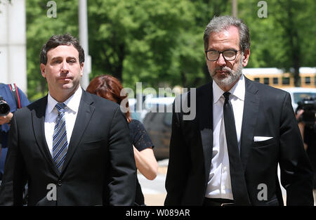 St. Louis County Supervisor Steve Stenger (L) und sein Anwalt Scott Rosenbloom, kommen an der Thomas Eagleton Bundesgericht eine Anklage, die Stenger und verschiedene Einzelpersonen und Firmen intrigieren, um zu betrügen und die Bürgerinnen und Bürger von St. Louis County von ihrem Recht auf seine ehrlichen und treuen Diensten ausschließen, in St. Louis am 29. April 2019 zu beantworten. Die Anklage sagte auch, dass Stenger heimlich seine offizielle Position verwendet wird, bereichern sich durch erbitten und annehmen Kampagne Beiträge von Einzelpersonen und Unternehmen im Austausch für günstige amtliche Tätigkeit. Foto von Bill Grün Stockfoto