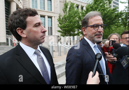 Ehemalige St. Louis County Supervisor Steve Stenger (L) und sein Anwalt Scott Rosenbloom, sprechen Sie mit Reporter außerhalb des Thomas Eagleton Bundesgericht nach schuldiges zu den kostenpflichtigen Schriftsatz Gebühren am 3. Mai 2019 zu spielen. Stenger, 47, steht vor drei bis vier Jahren im Gefängnis und die Wiedergutmachung, die zwischen $ 250.000 und $ 550.000 werden könnte. Foto von Bill Greenblatt/UPI Stockfoto