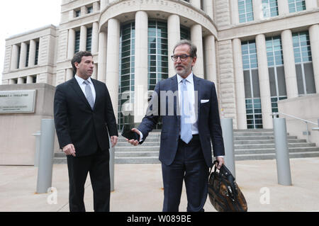 Ehemalige St. Louis County Supervisor Steve Stenger (L) und sein Anwalt Scott Rosenbloom, stop in Reporter außerhalb des Thomas Eagleton Bundesgericht nach schuldiges zu den kostenpflichtigen Schriftsatz Gebühren am 3. Mai 2019 zu spielen. Stenger, 47, steht vor drei bis vier Jahren im Gefängnis und die Wiedergutmachung, die zwischen $ 250.000 und $ 550.000 werden könnte. Foto von Bill Greenblatt/UPI Stockfoto