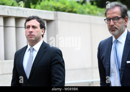 Ehemalige St. Louis County Supervisor Steve Stenger (L) und sein Anwalt Scott Rosenbloom, kommen an der Thomas Eagleton Bundesgericht schuldiges zu den Zahlen zu plädieren, Gebühren zu spielen, am 3. Mai 2019. Stenger, 47, steht vor drei bis vier Jahren im Gefängnis und die Wiedergutmachung, die zwischen $ 250.000 und $ 550.000 werden könnte. Foto von Bill Greenblatt/UPI Stockfoto