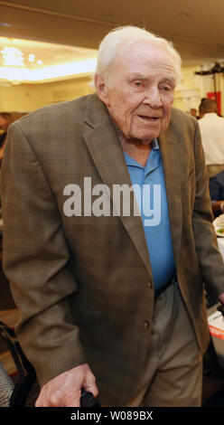 Ehemalige St. Louis Rams Trainer und ehemaligen St. Louis Cardinals Head Coach JIm Hanifan kommt an der National Football Foundation Awards Bankett in St. Louis am 5. Mai 2019. Foto von Bill Greenblatt/UPI Stockfoto