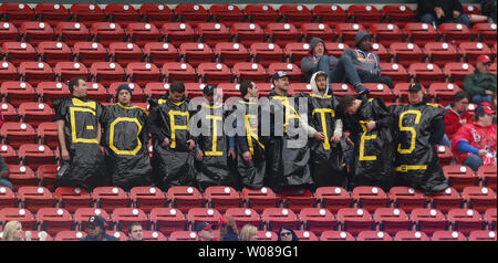 Pittsburgh Pirates Fans in Müllsäcke gekleidet, mit der Nachricht gehen die Piraten auf der Vorderseite, stehen zwischen Inning, während eines Spiels zwischen den Pittsburgh Pirates und die St. Louis Cardinals am Busch Stadium in St. Louis am 11. Mai 2019. Foto von Bill Greenblatt/UPI Stockfoto