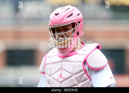 St. Louis Cardinals catcher Yadier Molina trägt ein rosa Maske und Protector für Muttertag während eines Spiels gegen die Pittsburgh Pirates am Busch Stadium in St. Louis am 12. Mai 2019. Alle Teilnehmer in der Major League Baseball tragen rosa an diesem Datum. Foto von Bill Greenblatt/UPI Stockfoto