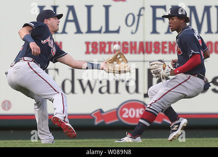 Atlanta Braves Austin Riley (L) kann nicht der Fang auf einer Kugel machen den Hieb der St. Louis Cardinals Kolten Wong als centerfielder Ronald Acuna, Jr. auf im dritten Inning am Busch Stadium in St. Louis sieht am 24. Mai 2019. Wong erreicht die zweite Basis auf den Fehler. Foto von Bill Greenblatt/UPI Stockfoto