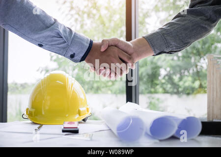 Hände schütteln der Zusammenarbeit, Bauwesen oder Architekt eine Blaupause beim Prüfen der Informationen zum Zeichnen und Skizzieren, Konferenz diskutieren Stockfoto