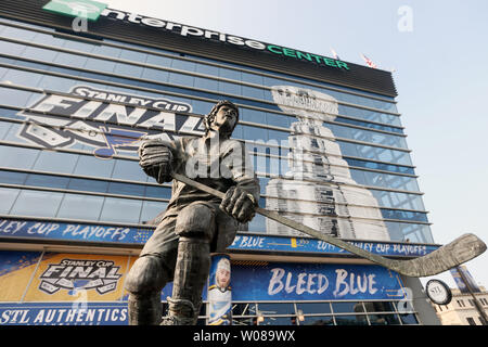 Die Statue des ehemaligen St. Louis Blues assistant Captain und nationalen Hall of Fame Mitglied, Bernie Federko steht außerhalb der Enterprise Center in St. Louis am 2. Juni 2019. Die St. Louis Blues host Spiel vier der National Hockey League Stanley Cup gegen die Boston Bruin ist am 3. Juni 2019. Boston führt die Reihe 2 Spiele 1. Foto von Bill Greenblat/UPI Stockfoto