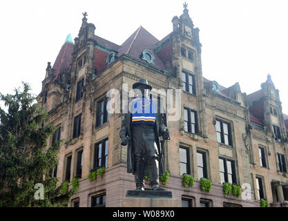 Eine Statue von Ulysses S. Grant steht außerhalb der St. Louis City Hall tragen eine neue St. Louis Blues Pullover in St. Louis am 2. Juni 2019. Die St. Louis Blues host Spiel vier der National Hockey League Stanley Cup gegen die Boston Bruin ist am 3. Juni 2019. Boston führt die Reihe 2 Spiele 1. Foto von Bill Greenblat/UPI Stockfoto