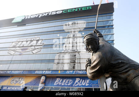 Die Statue des ehemaligen St. Louis Blues und der nationalen Hall of Fame Mitglied, Al MacInnis steht außerhalb der Enterprise Center in St. Louis am 2. Juni 2019. Die St. Louis Blues host Spiel vier der National Hockey League Stanley Cup gegen die Boston Bruin ist am 3. Juni 2019. Boston führt die Reihe 2 Spiele 1. Foto von Bill Greenblat/UPI Stockfoto