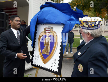 Mark Anderson, Postmaster für die Stadt St. Louis (L) und Veteran C.W. Scherer Das neue Purple Heart stamp enthüllen vor Beginn der St. Louis World Veterans Day Parade in der Innenstadt von St. Louis an November 8, 2003. (UPI/Rechnung Greenblatt) Stockfoto