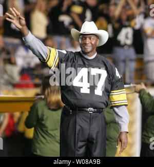 Pittsburgh Steelers Mel Blount Wellen an die Fans während der Feier vor dem Spiel gegen die Miami Dolphins, am Heinz Feld in Pittsburgh, Pennsylvania am 7. September 2006. (UPI Foto/Stephen Brutto) Stockfoto