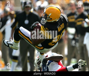 Pittsburgh Steelers Hines Ward zieht in einen Pass von Ben Roethlisberger und wird von Buffalo Bills Donte Whitner am Heinz Feld in Pittsburgh, Pennsylvania am 16. September 2007 brachte. (UPI Foto/Stephen Brutto) Stockfoto