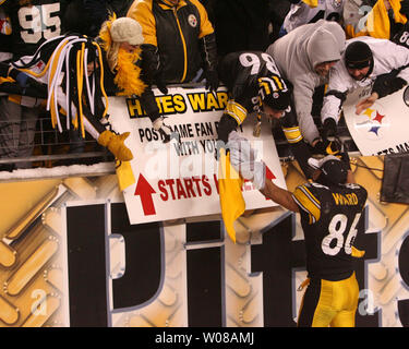 Pittsburgh Steelers Hines Ward feiert mit den Fans nach der Steelers die Baltimore Ravens in der AFC Championship Game am Heinz Feld besiegt am 18. Januar 2009 in Pittsburgh. (UPI Foto/Stephen M. Brutto) Stockfoto