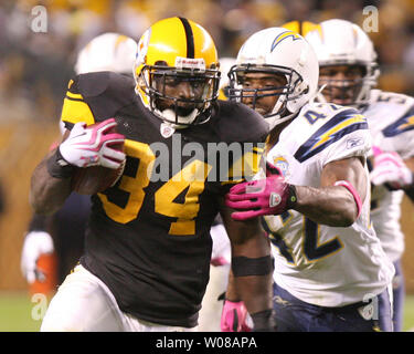 Pittsburgh Steelers Rashard Mendenhall (34) verläuft durch die San Diego Chargers Clinton Hart (42) im vierten Quartal am Heinz Feld während der am 4. September 2009. UPI/Stephen Brutto Stockfoto