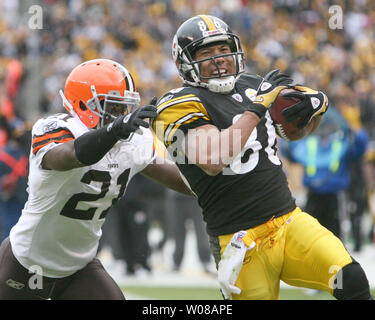 Pittsburgh Steelers Hines Ward (86), läuft durch Cleveland Browns Brodney Pool (21) für einen Touchdown im zweiten Quartal am Heinz Feld während der am 18. Oktober 2009. UPI Foto/Stephen Brutto Stockfoto