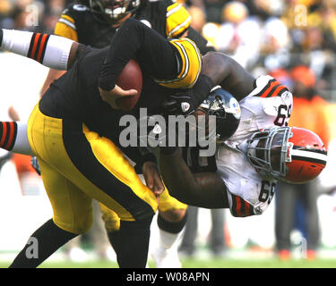 Pittsburgh Steelers Ben Roethlisberger Pausen frei von Cleveland Browns C.J. Mosley im vierten Quartal am Heinz Feld während der am 18. Oktober 2009. UPI/Stephen Brutto Stockfoto