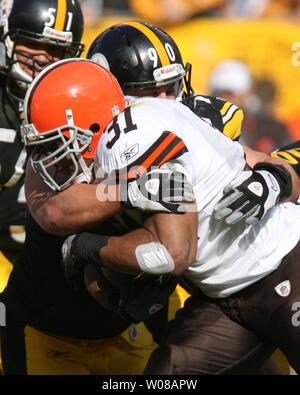 Pittsburgh Steelers Travis Kirschke (90) Hält Cleveland Browns Jamal Lewis (31) im dritten Quartal bei Heinz Feld während der am 18. Oktober 2009. UPI/Stephen Brutto Stockfoto