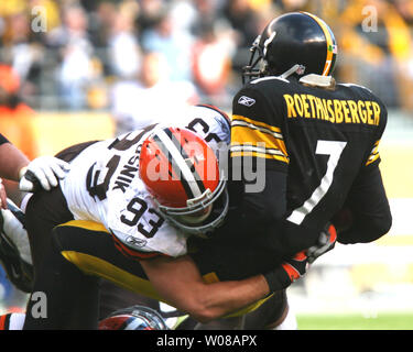 Cleveland Browns Jason Trusnik (93) Säcke Pittsburgh Steelers Ben Roethlisberger (7) Im vierten Quartal am Heinz Feld während der am 18. Oktober 2009. UPI/Stephen Brutto Stockfoto