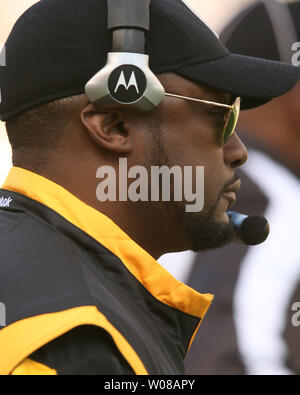 Pittsburgh Steelers Head Coach Mike Tomlin auf die im vierten Quartal den Cleveland Browns Spiel bei Heinz Feld während der am 18. Oktober 2009 aussieht. UPI/Stephen Brutto Stockfoto