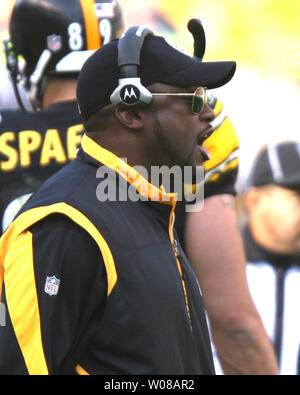 Pittsburgh Steelers Head Coach Mike Tomlin ein Anruf im vierten Quartal den Cleveland Browns Spiel argumentiert am Heinz Feld während der am 18. Oktober 2009. UPI/Stephen Brutto Stockfoto