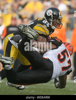 Pittsburgh Steelers Hines Ward (86) läuft über Cincinnati Bengals Dhani Jones (57) hat im zweiten Quartal bei Heinz Feld während der am 15. November 2009. UPI Foto/Stephen Brutto Stockfoto