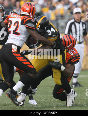 Cincinnati Bengals Johnathan Joseph (22) und Dhani Jones (57) Griff Pittsburgh Steelers Rashard Mendenhall (34) im Laufe des zweiten Quartals am Heinz Feld während der am 15. November 2009. UPI Foto/Stephen Brutto Stockfoto