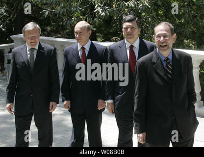 Von L nach R: der Präsident der Europäischen Kommission Jose Manuel Barroso und der russische Präsident Wladimir Putin, Bundeskanzler Wolfgang Schuessel und EU-Außenbeauftragte Javier Solana am Spaziergang während der EU-Gipfel im Schwarzen Meer Stadt Sotschi am 25. Mai 2006. Putin Treffen mit EU-Beamten westlichen Interessen über die Sicherheit der Energieversorgung und die russische Demokratie zu diskutieren und zu Vereinbarungen easing Visa Verfahren der gegenseitigen Reisen anmelden. (UPI Foto/Anatoli Zhdanov) Stockfoto