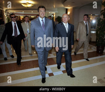 Neuen ukrainischen Premierminister Viktor Janukowitsch (L) und der russische Ministerpräsident Michail Fradkow an einem Treffen in der Bocharov Ruchei Residence im Schwarzen Meer Stadt Sotschi am 16. August 2006. Der russische Präsident Wladimir Putin, der auf Urlaub in Sotschi, trifft sich mit Führern von sechs ex-sowjetischen Republiken und Mitglieder der eurasischen Wirtschaftsgemeinschaft. (UPI Foto/Anatoli Zhdanov) Stockfoto