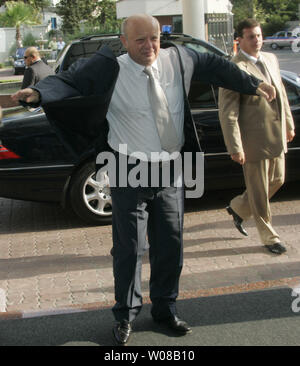 Der russische Ministerpräsident Michail Fradkow kommt an einem Treffen in der Bocharov Ruchei Residence im Schwarzen Meer Stadt Sotschi am 16. August 2006. Der russische Präsident Wladimir Putin, der auf Urlaub in Sotschi, trifft sich mit Führern von sechs ex-sowjetischen Republiken und Mitglieder der eurasischen Wirtschaftsgemeinschaft. (UPI Foto/Anatoli Zhdanov) Stockfoto