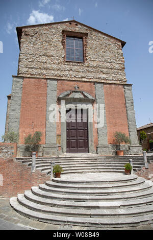 Die Fassade der Collegiata di San Michele Arcangelo in Lucignano, Toskana, Italien. Vertikale erschossen. Stockfoto