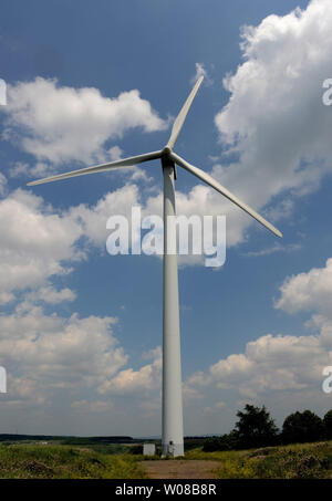 Eine der sechs Windkraftanlagen des Somerset Windparks ist gegen die Wolken, die Schaufeln drehen, am 19. Juni 2012 in der Nähe von Somerset, Pennsylvania gezeigt. Der Windpark ist seit 2001 gewesen und die sechs GE 1,5 MW-Turbinen produzieren Strom für 3.400 Haushalte. Pläne, eine 30-turbine Shaffer Berg Windpark zu entwickeln, in der Nähe waren am 12. Juni verschrottet, 2012 aufgrund von Umwelt- und Bewohner betrifft. Die Windkraft hat in den Vereinigten Staaten in den letzten zehn Jahren erweitert und ist jetzt etwa 3 Prozent aller elektrischen Strom im Land. UPI/Pat Benic Stockfoto