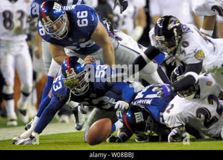 SPB 2001012850 - 28 Januar 2001 - Tampa Bay, Florida, USA: New York Giants Brandon Kurz (53), Jason Whittle (66) und Pete Monty (51), Schlacht Baltimore Ravens' Brad Jackson (50) und Duane Starks (22) Für einen Fumble recovery während des Super Bowl XXXV in Tampa Bay, Florida, am 28. Januar 2001. bc/tw/Todd Warshaw UPI Stockfoto