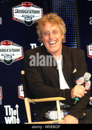 Roger Daltry der Wer beantwortet Fragen für die Medien an der Super Bowl Media Center. Bei einer Pressekonferenz in Ft. Lauderdale, Fl, am 4. Februar 2010 Super Bowl XLIV kennzeichnet die, die in der Hälfte der Zeit zeigen. UPI/Susan Knowles Stockfoto