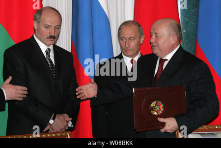 Der russische Präsident Wladimir Putin (C), seinen weißrussischen Amtskollegen Alexander Lukaschenko (L) und der russische Ministerpräsident Michail Fradkow plaudern, bevor Gespräche zwischen russischen und belarussischen Beamten am Konstantin Palace außerhalb von St. Petersburg, 24. Januar 2006. Putin und Lukaschenko met Details einer politischen und wirtschaftlichen Union zwischen den beiden ehemaligen Sowjetrepubliken zu diskutieren. (UPI Foto/Anatoli Zhdanov) Stockfoto