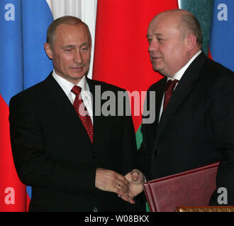 Der russische Präsident Wladimir Putin (R) schüttelt Hände mit dem russischen Premierminister Michail Fradkow, bevor Gespräche zwischen russischen und belarussischen Beamten am Konstantin Palace außerhalb von St. Petersburg, 24. Januar 2006. Putin und seinen weißrussischen Amtskollegen Alexander Lukaschenko trafen sich in Details einer politischen und wirtschaftlichen Union zwischen den beiden ehemaligen Sowjetrepubliken zu diskutieren. (UPI Foto/Anatoli Zhdanov) Stockfoto