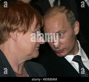 Der russische Präsident Wladimir Putin (R) Chats mit der finnischen Präsidentin Tarja Halonen am Internationalen Wirtschaftsforum in St. Petersburg: 13. Juni 2006. (UPI Foto/Anatoli Zhdanov) Stockfoto