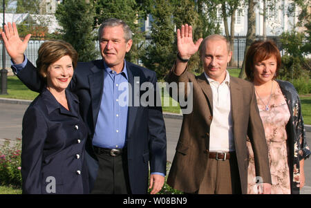 L bis R: First Lady der USA, Laura Bush, US-Präsident George W. Bush, der russische Präsident Wladimir Putin und seine Gattin Ljudmila Journalisten grüße vor ihrer Sitzung in Strelna, am Stadtrand von St. Petersburg am 14. Juli 2006. Bush ist zu Besuch in Russland G8-Gipfel an diesem Wochenende zu besuchen. (UPI Foto/Anatoli Zhdanov) Stockfoto