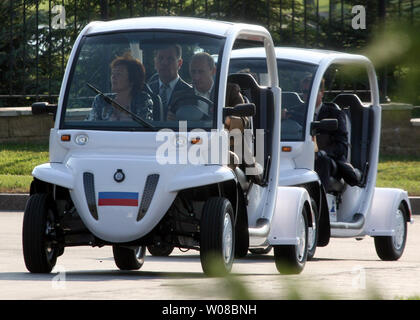 Der russische Präsident Wladimir Putin fährt ein Elektroauto als kommt er mit seiner Frau Ljudmila zu einem Abendessen mit US-Präsident George W. Bush an der Italienischen Guest House in der Konstantinovsky Palast Komplex in Strelna, am Stadtrand von St. Petersburg am 14. Juli 2006. Bush besucht Russland G8-Gipfel an diesem Wochenende zu besuchen. (UPI Foto/Anatoli Zhdanov) Stockfoto
