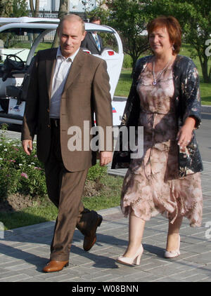 Der russische Präsident Wladimir Putin kommt mit seiner Frau Ljudmila Abendessen mit US-Präsident George W. Bush an der Italienischen Guest House in der Konstantinovsky Palast Komplex in Strelna, am Stadtrand von St. Petersburg am 14. Juli 2006. Bush ist zu Besuch in Russland die G8-Gipfel an diesem Wochenende zu besuchen. (UPI Foto/Anatoli Zhdanov) Stockfoto