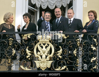 L bis R: Frankreichs First Lady Bernadette Chirac, Prodi's Frau Flavia, dem italienischen Premierminister Romano Prodi, der französische Präsident Jacques Chirac, der russische Präsident Wladimir Putin und seine Frau Ljudmila stand auf dem Balkon im Schloss Peterhof in St. Petersburg, Russland vor einem Abendessen für die G8-Führer am 15. Juli 2006. (UPI Foto/Anatoli Zhdanov) Stockfoto