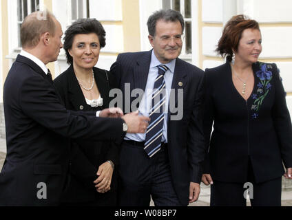 Der russische Präsident Wladimir Putin (L) mit der ersten Frau Ljudmila Putina (R) begrüßt der italienische Ministerpräsident Romano Prodi und Gattin Flavia, bevor ein Abendessen für die G8-Führer vor dem Schloss Peterhof in St. Petersburg, Russland, am 15. Juli 2006. (UPI Foto/Anatoli Zhdanov) Stockfoto