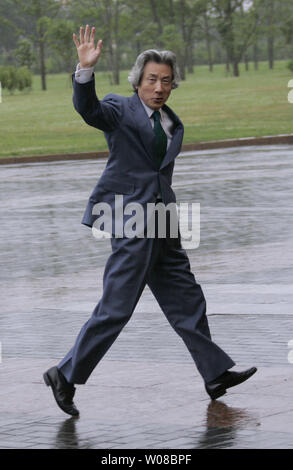 Der japanische Ministerpräsident Junichiro Koizumi kommt für die letzte Sitzung des G8-Gipfels in Sankt Petersburg, Russland am 17. Juli 2006 (UPI Foto/Anatoli Zhdanov) Stockfoto