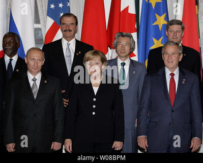 Unten links nach rechts: der russische Präsident Wladimir Putin, die deutsche Bundeskanzlerin Angela Merkel und US-Präsident George W. Bush für eine Staats- und Regierungschefs der G8-Gruppe Foto dar, der auf die letzte Sitzung des G8-Gipfels in Sankt Petersburg, Russland am 17. Juli 2006 Von links in der oberen Reihe sind der südafrikanische Präsident Thabo Mbeki, der mexikanische Präsident Vicente Fox, der japanische Ministerpräsident Junichiro Koizumi und der kanadische Premierminister Stephen Harper. (UPI Foto/Anatoli Zhdanov) Stockfoto