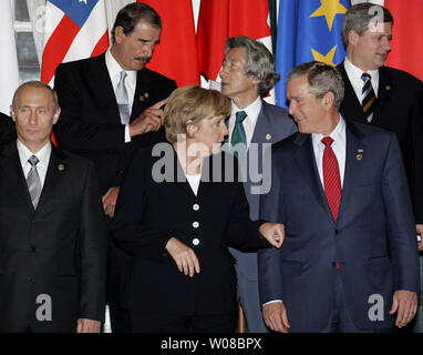 Unten Links nach Rechts:, die deutsche Bundeskanzlerin Angela Merkel (C) spricht mit US-Präsident George W. Bush als der russische Präsident Wladimir Putin (L) während der Staats- und Regierungschefs der G8-Gruppe Foto im Anschluss an die letzte Sitzung des G8-Gipfels in Sankt Petersburg, Russland am 17. Juli 2006 sieht. Auch auf dem Bild obere Reihe von links nach rechts: der mexikanische Präsident Vicente Fox, der japanische Ministerpräsident Junichiro Koizumi und der kanadische Premierminister Stephen Harper. (UPI Foto/Anatoli Zhdanov) Stockfoto